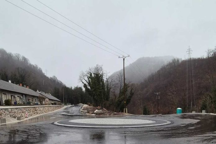 Asfaltirana cesta do Lakonce