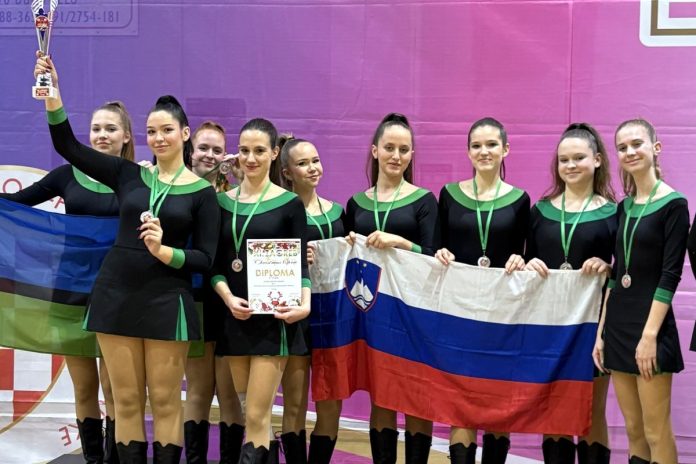 Mažorete z medaljami in pokali