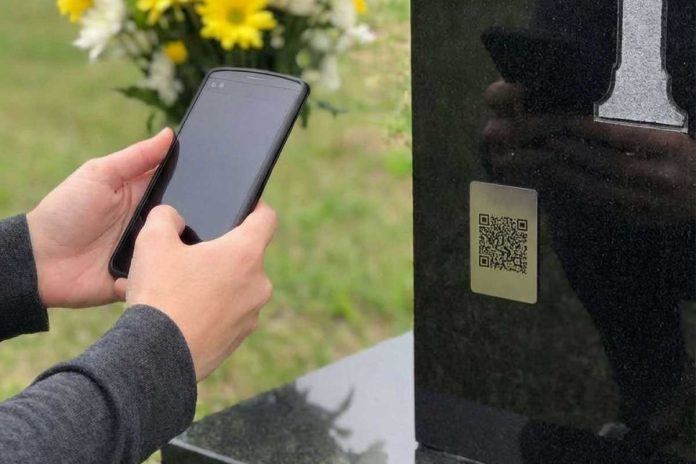QR-kode na nagrobnikih