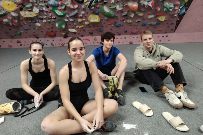 Mladi plezalci na balvanih