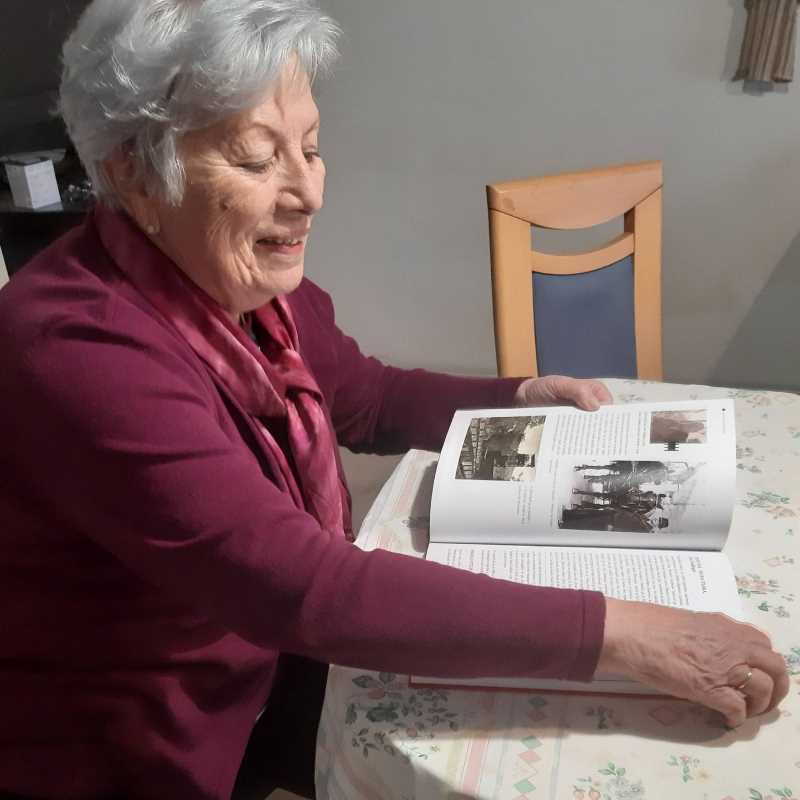 Dobrna med cvetočimi akacijami v DDT