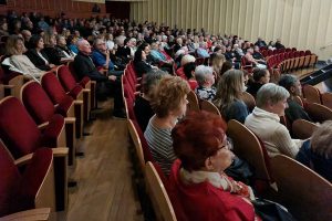 Dobrna med cvetočimi akacijami