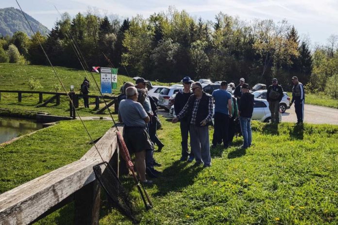 Prijateljska tekma muharjev na krapa