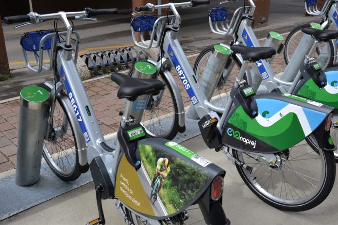 V marcu kar 1400 najemov