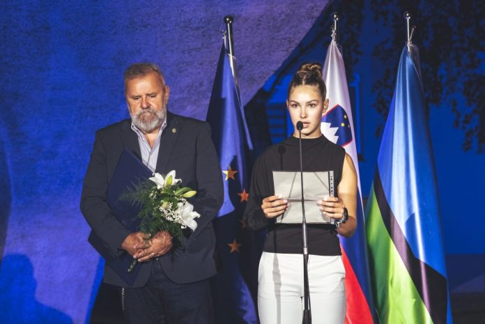 Posebno priznanje v roke doc. dr. Denisa Tomšeta