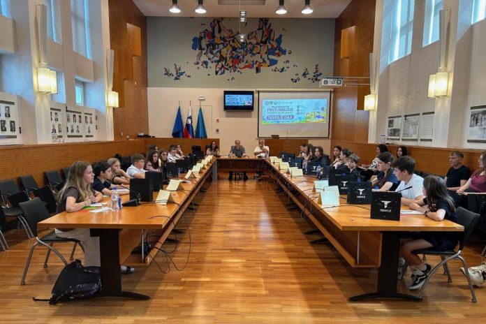 Prvojunijski otroški parlament