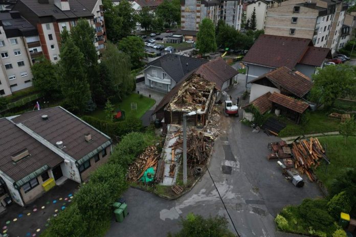 V Zagorju porušili nekdanje gostišče