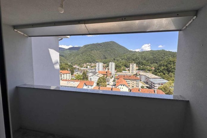 V najem oddajo obnovljeno trisobno stanovanje